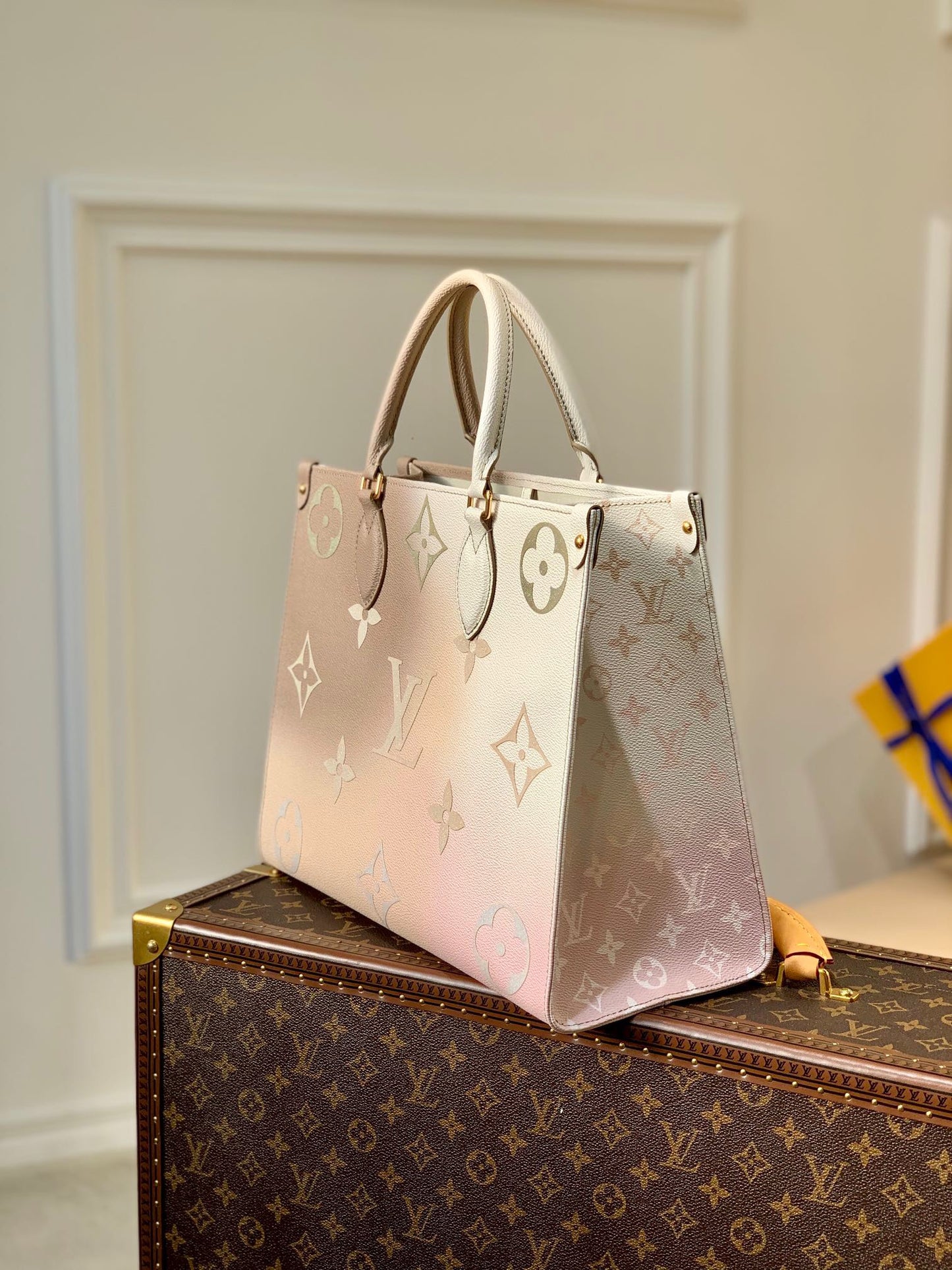 LOU ONTHEGO PM TOTE BAG