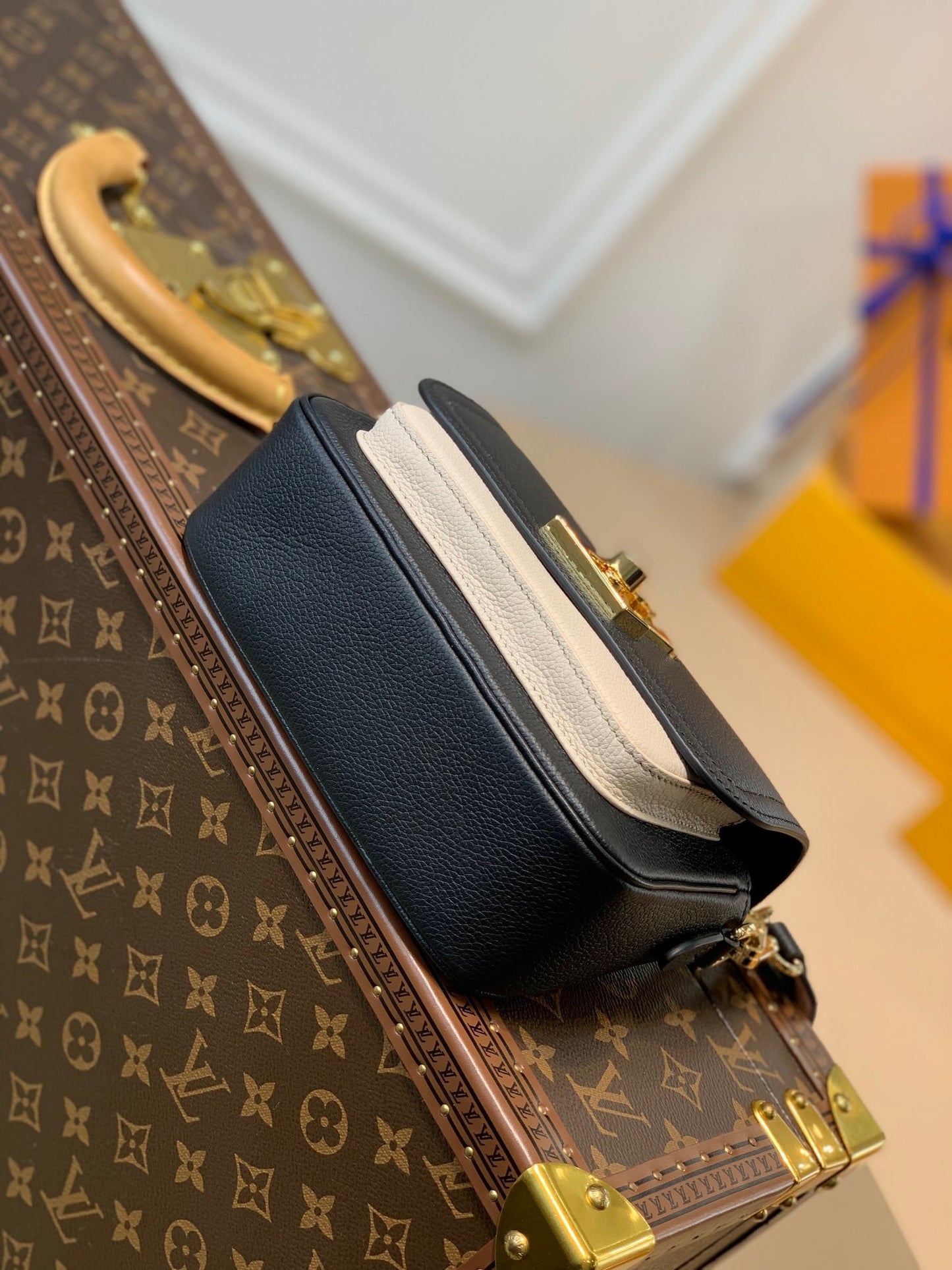 LOU LOCKME TENDER BAG