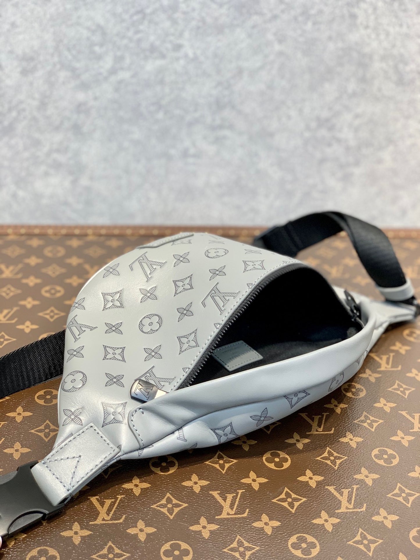 LOU DISCOVERY BUMBAG