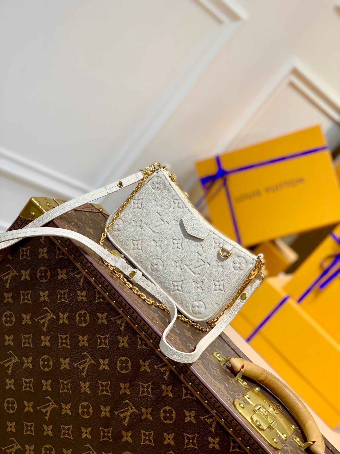 LOU EASY POUCH ON STRAP