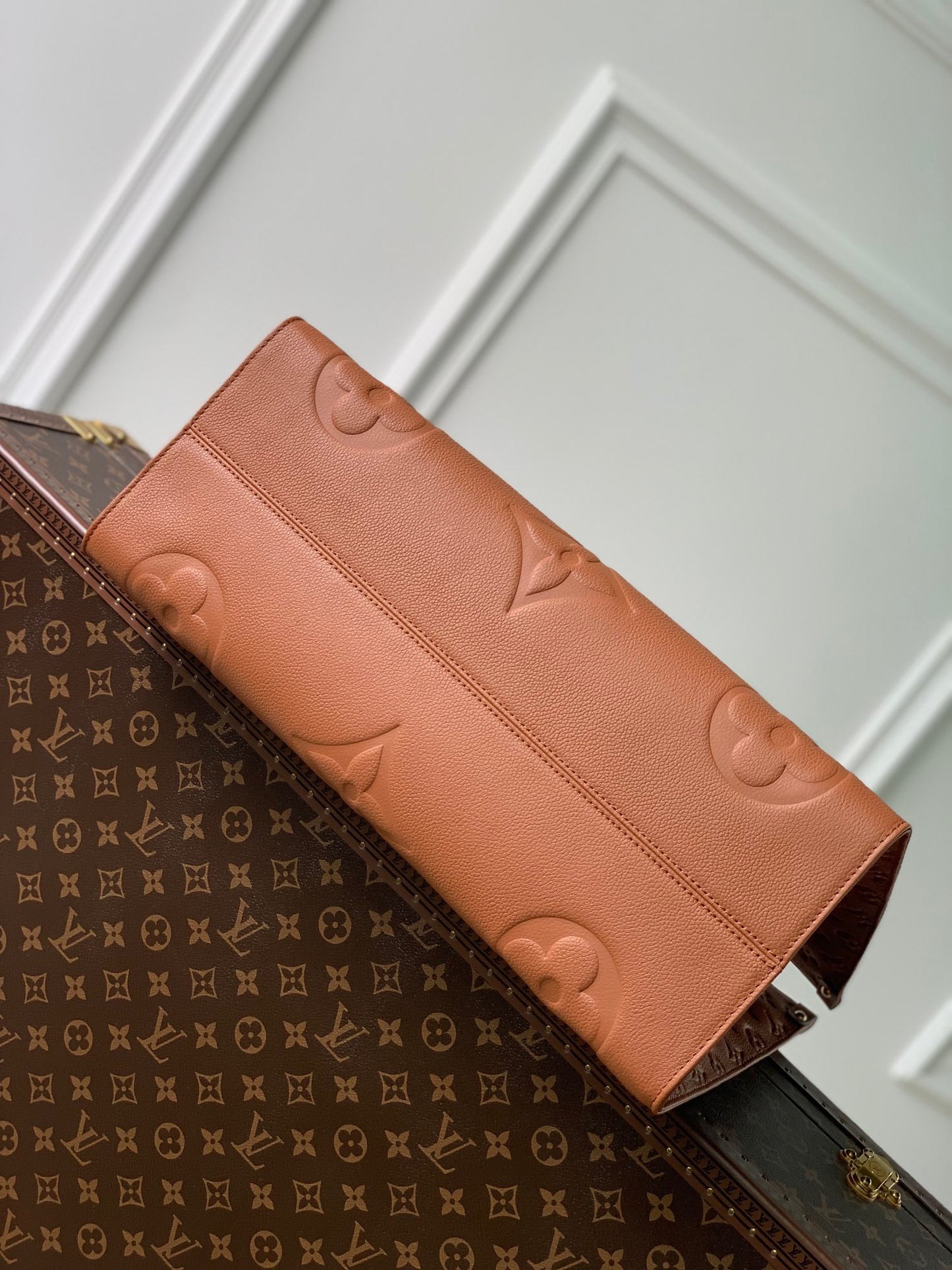 LOU ONTHEGO PM TOTE BAG