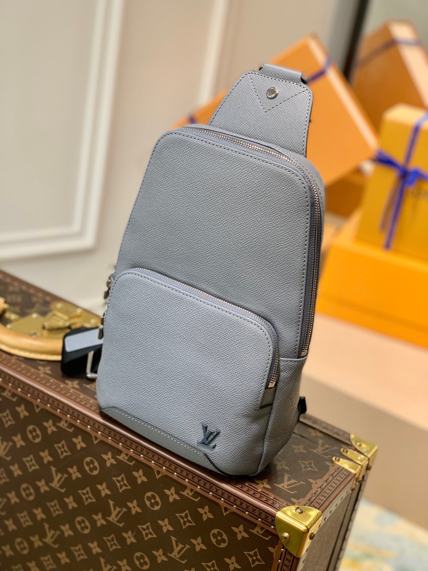 LOU AVENUE SLING BAG
