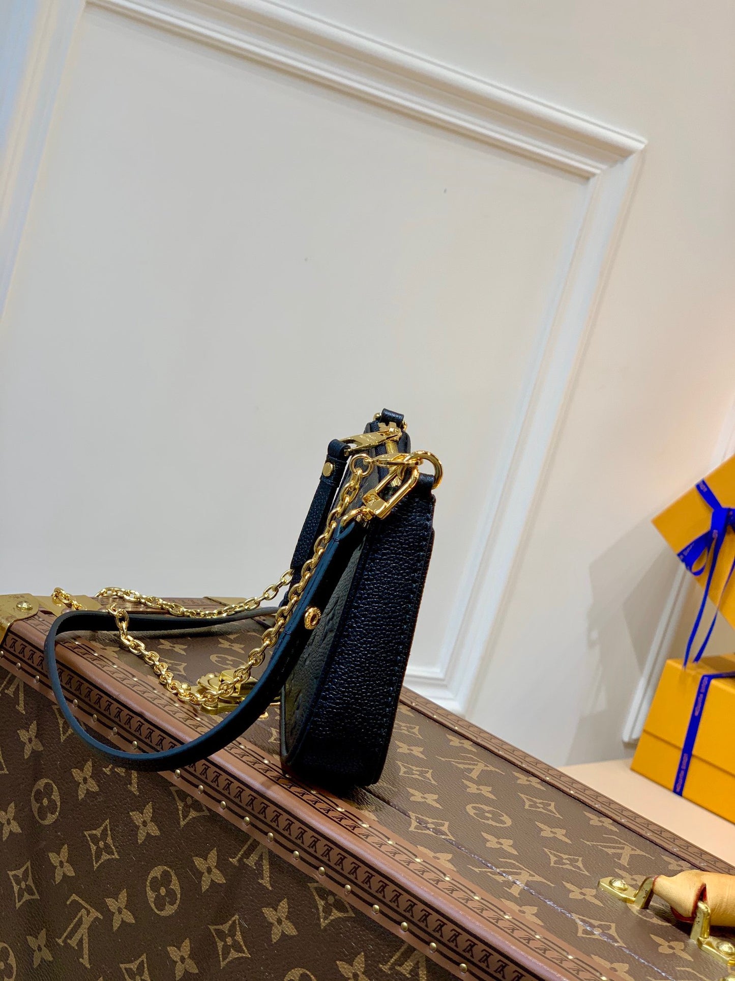 LOU EASY POUCH ON STRAP