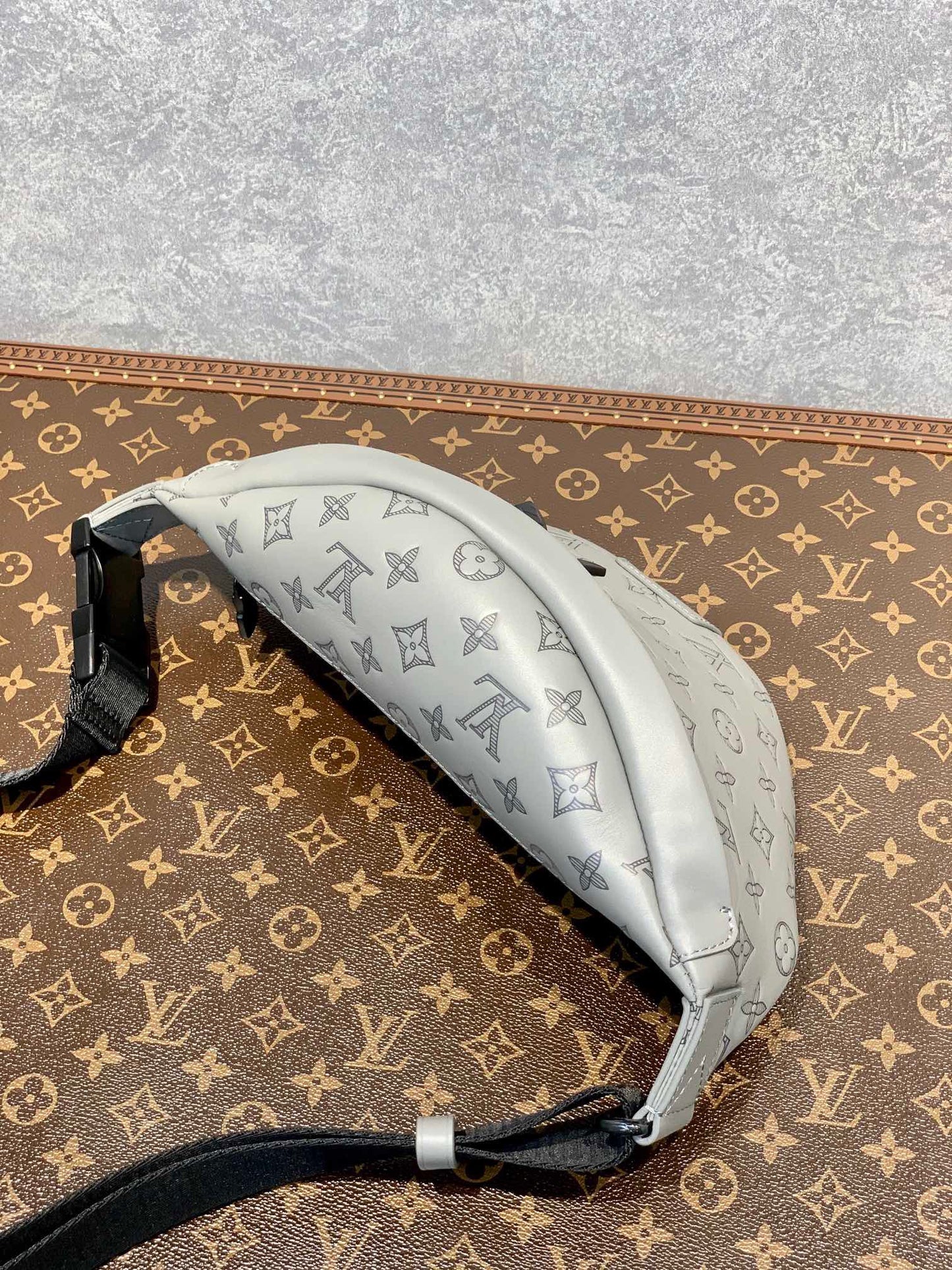 LOU DISCOVERY BUMBAG