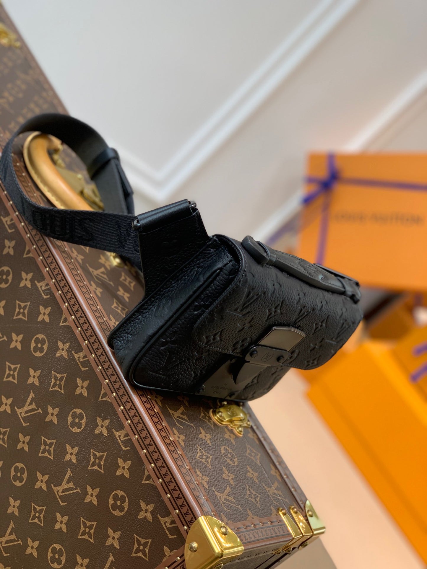 LOU S LOCK SLING BAG