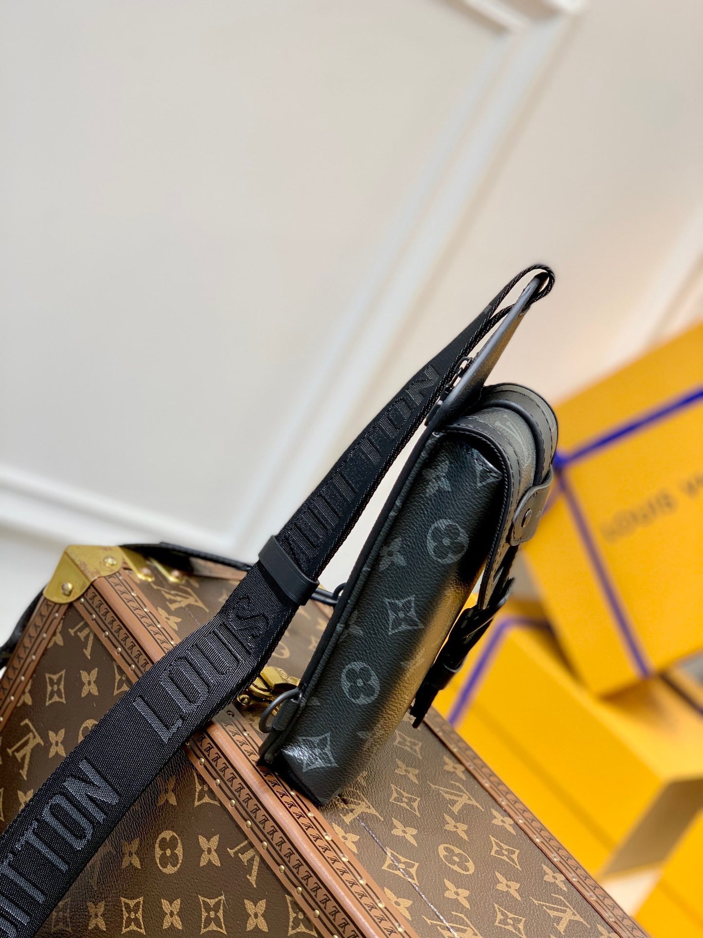 LOU SAUMUR SLINGBAG