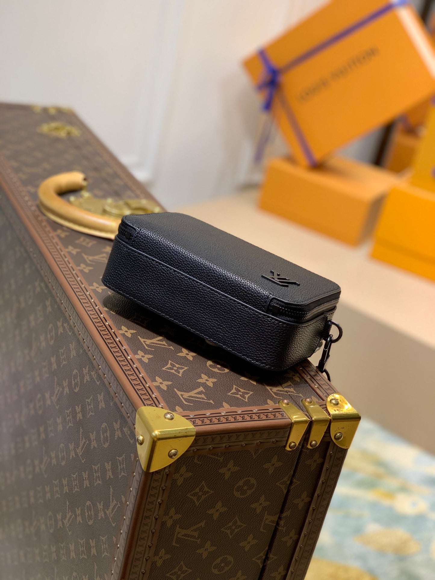 LOU ALPHA WEARABLE WALLET