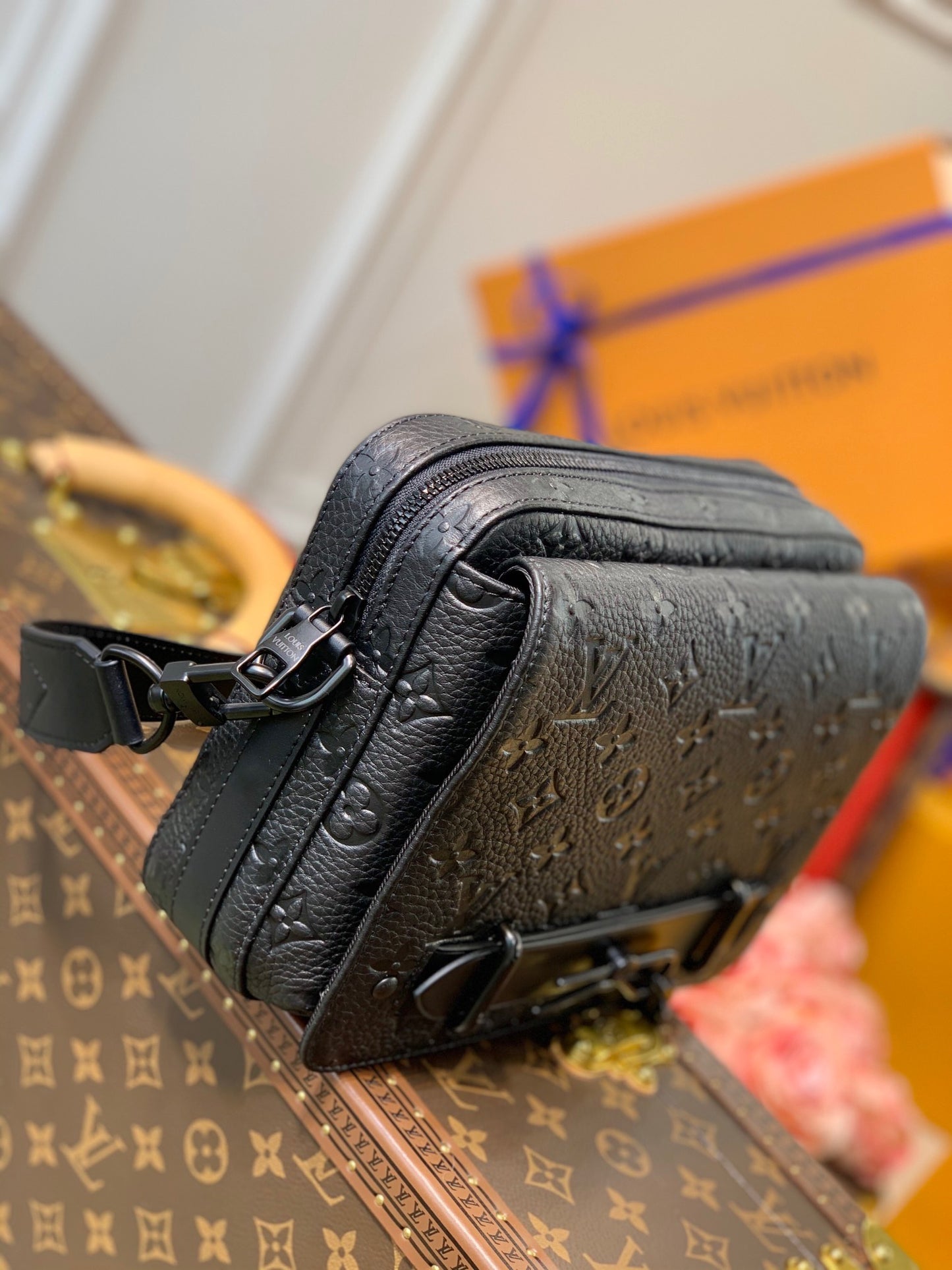 LOU STEAMER MESSENGER BAG