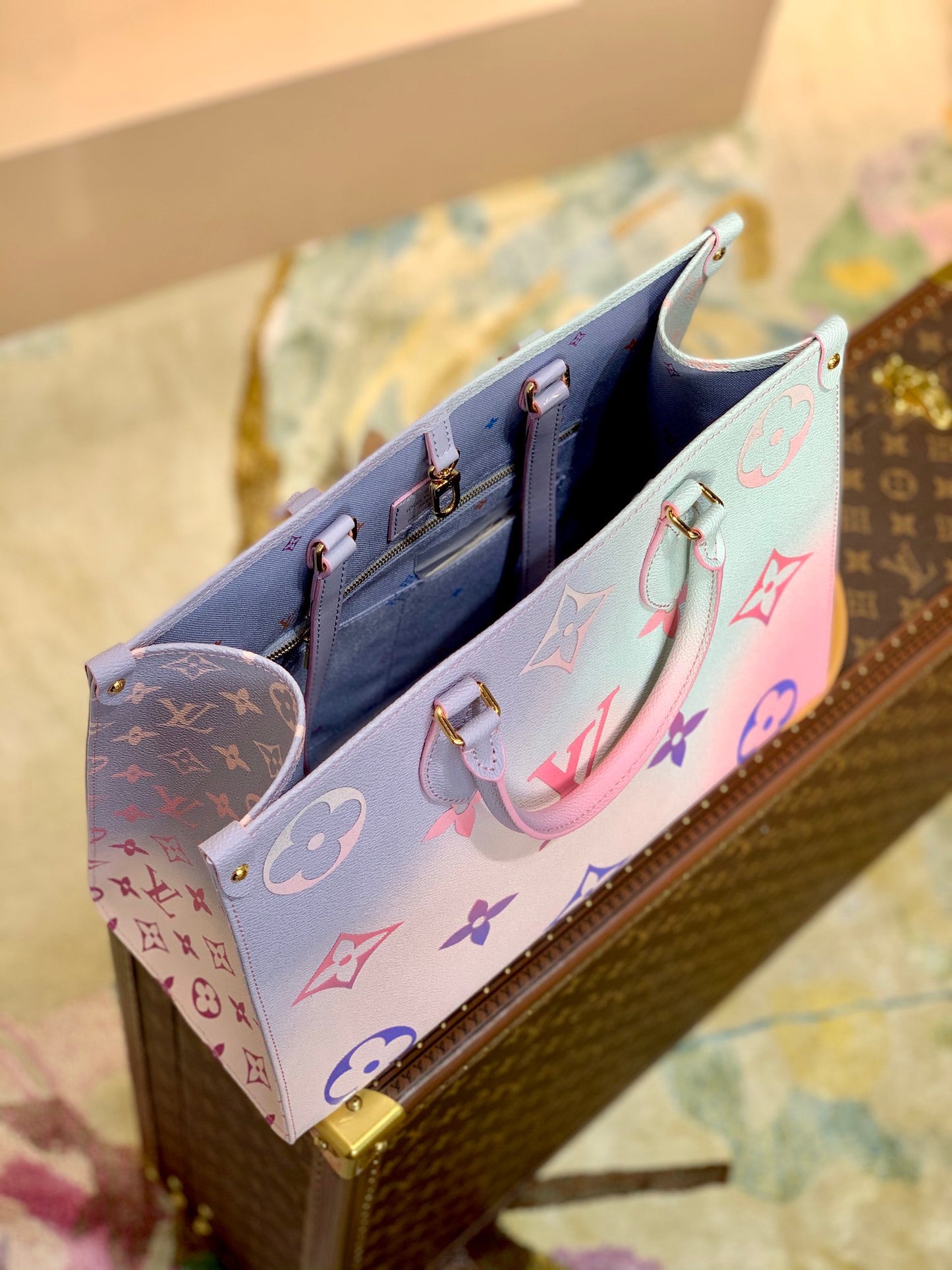 LOU ONTHEGO PM TOTE BAG
