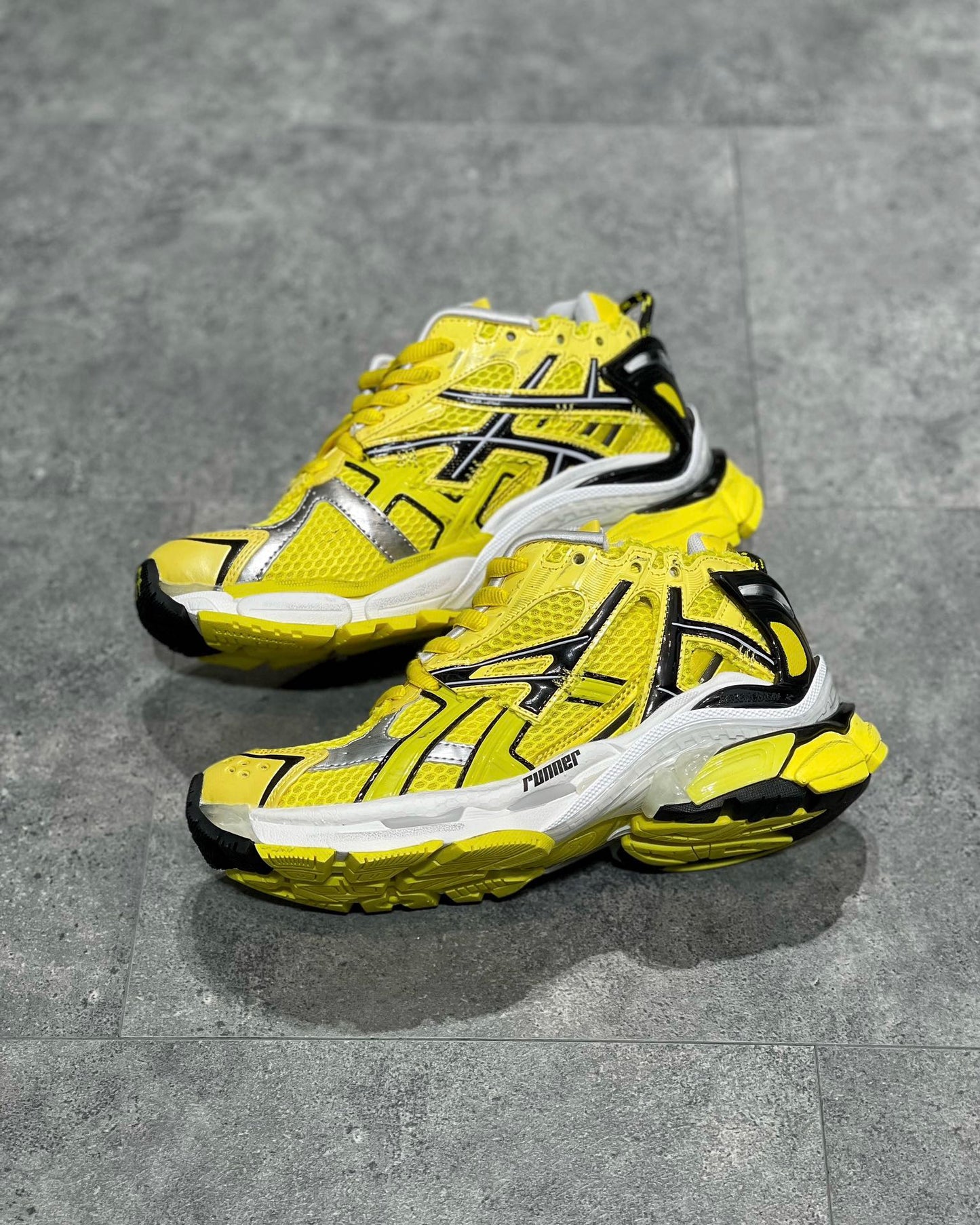 BAL RUNNER TRAINERS