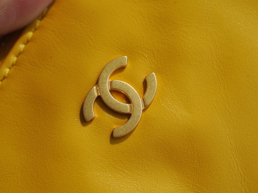 CC 22 SMALL HANDBAG