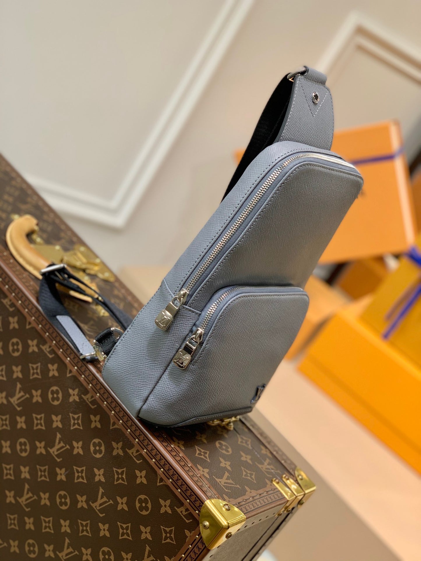 LOU AVENUE SLING BAG