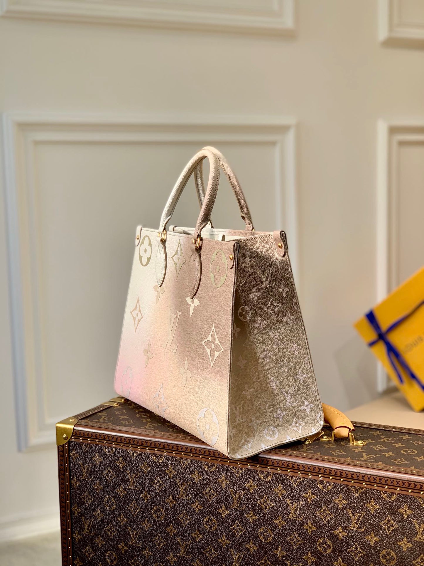 LOU ONTHEGO PM TOTE BAG
