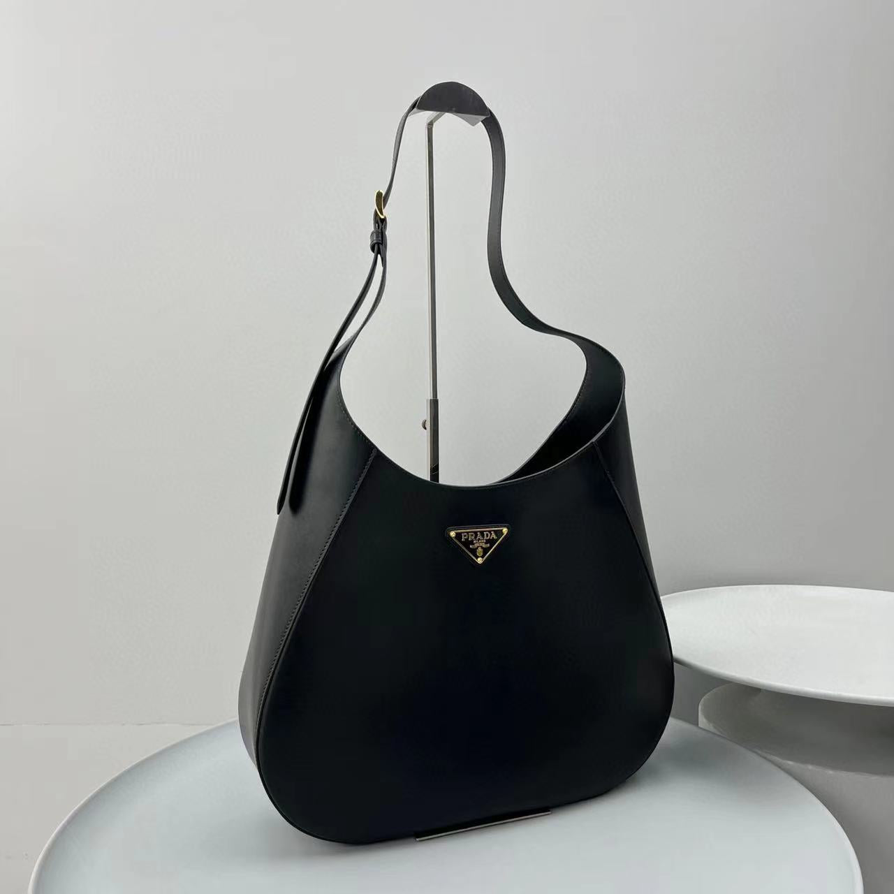 PD Large leather shoulder bag with topstitching