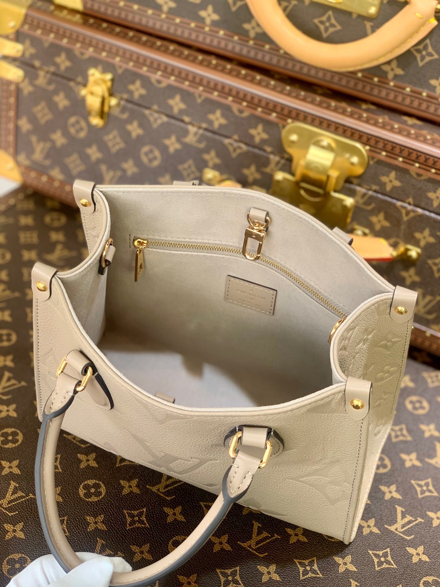 LOU ONTHEGO PM TOTE BAG