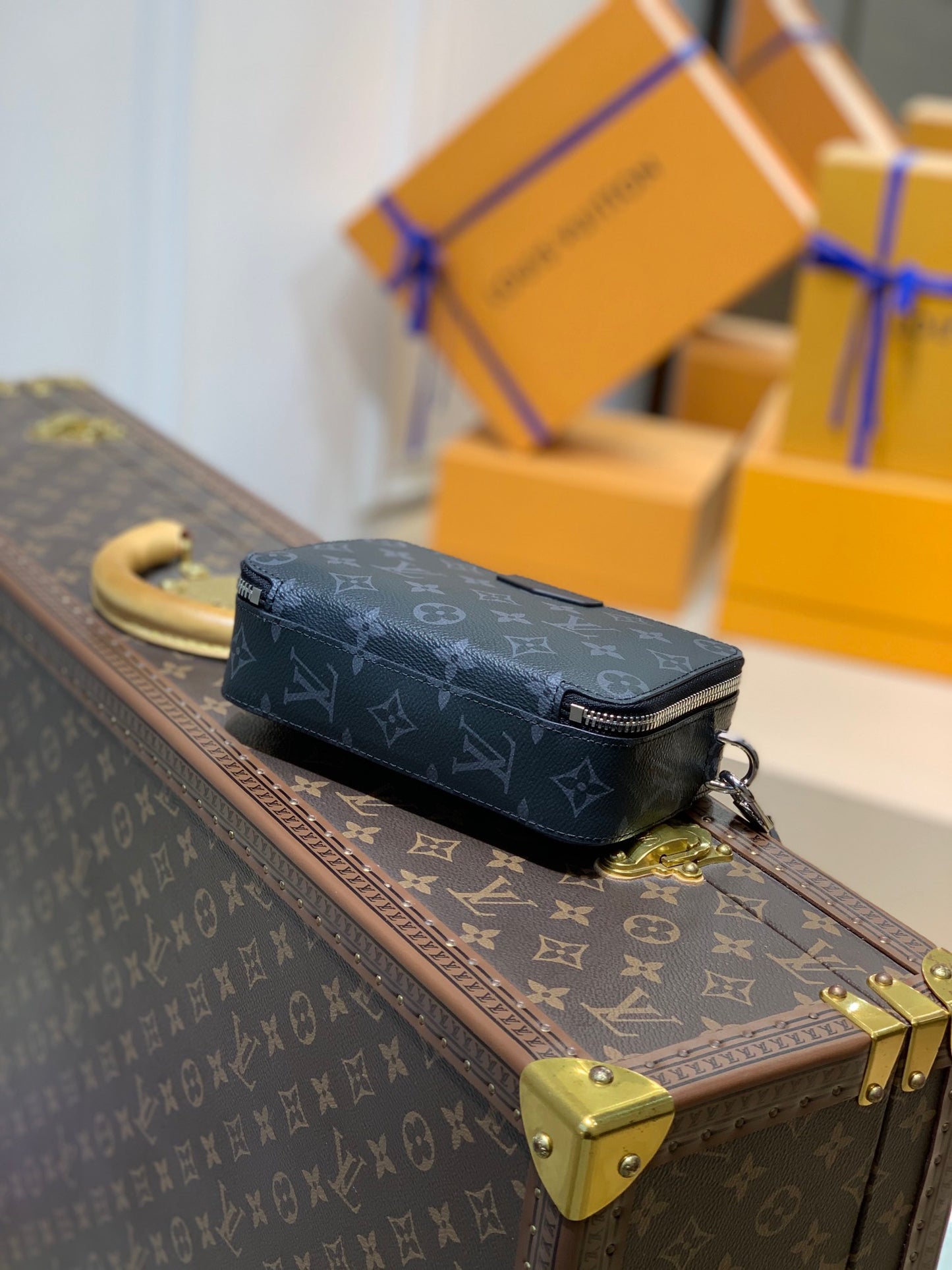 LOU ALPHA WEARABLE WALLET