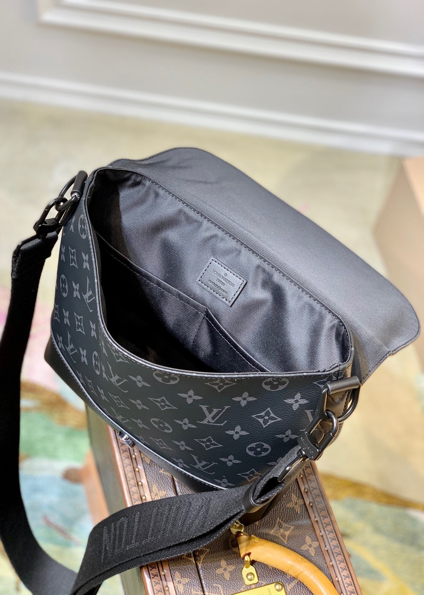 LOU SAUMUR MESSENGER BAG