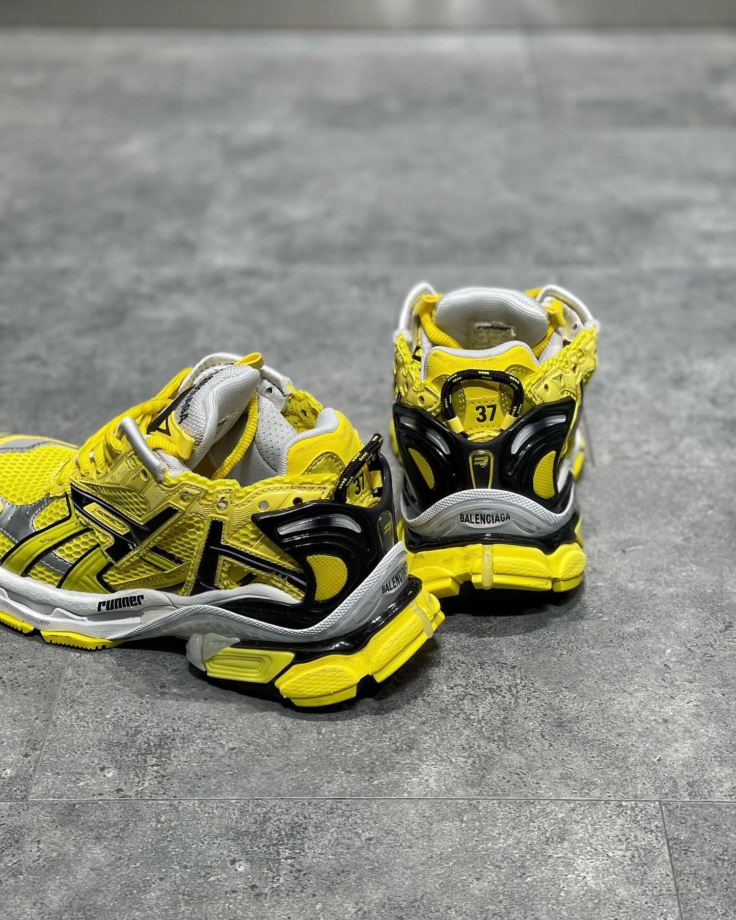 BAL RUNNER TRAINERS