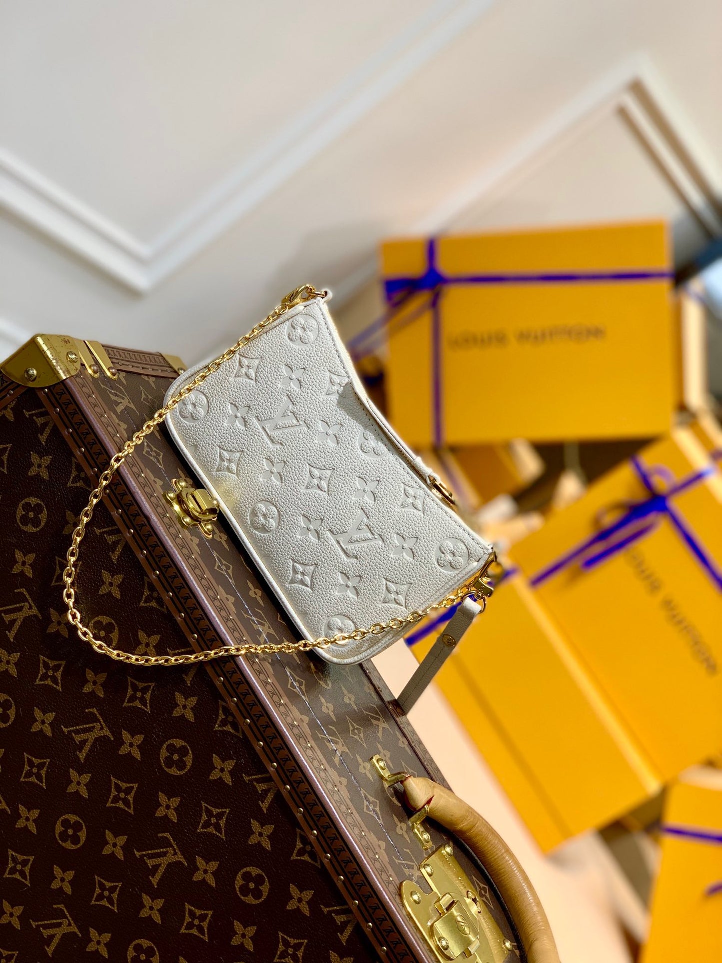 LOU EASY POUCH ON STRAP