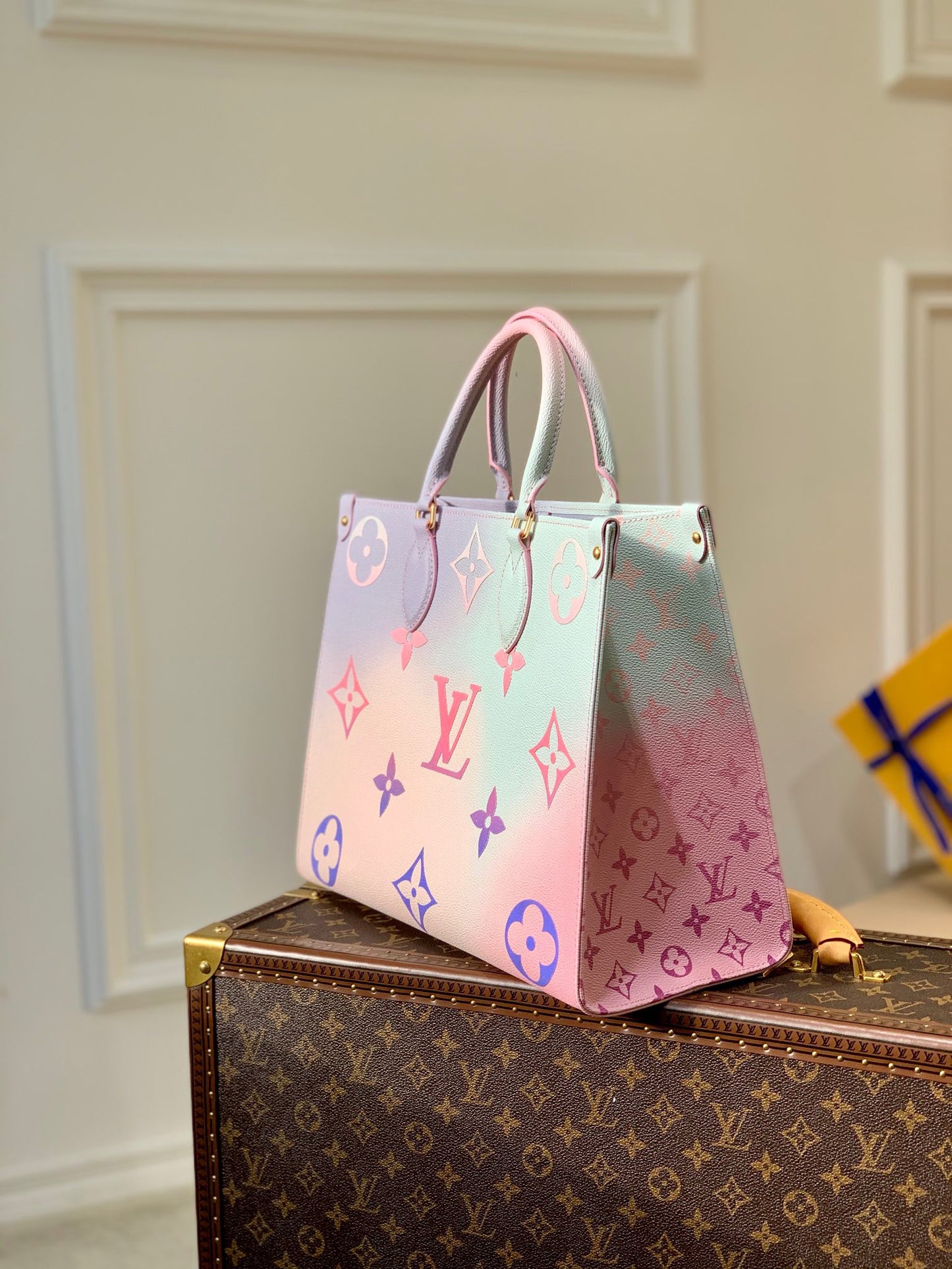 LOU ONTHEGO PM TOTE BAG