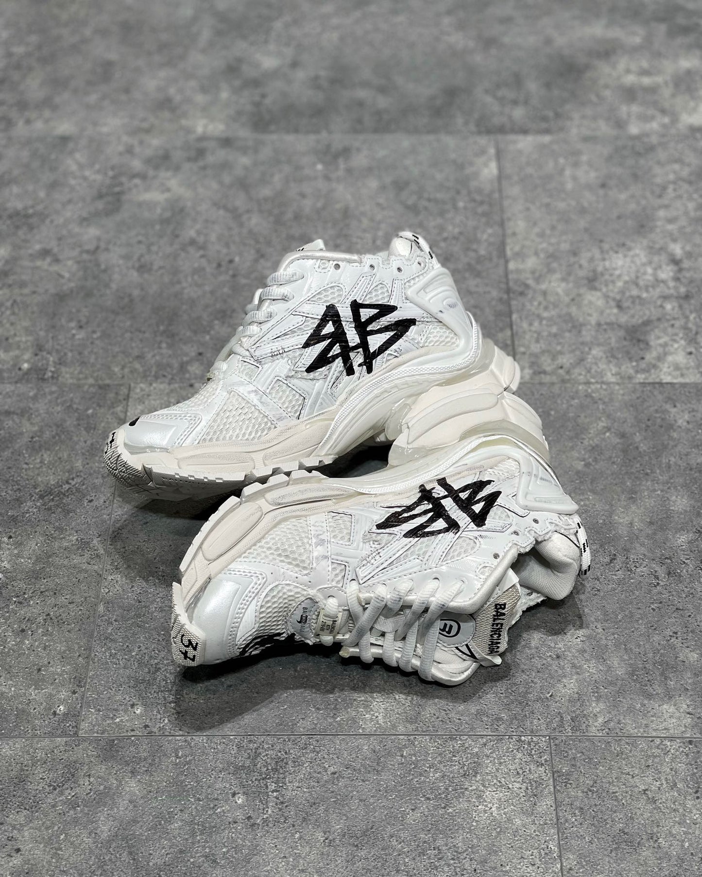 BAL RUNNER TRAINERS