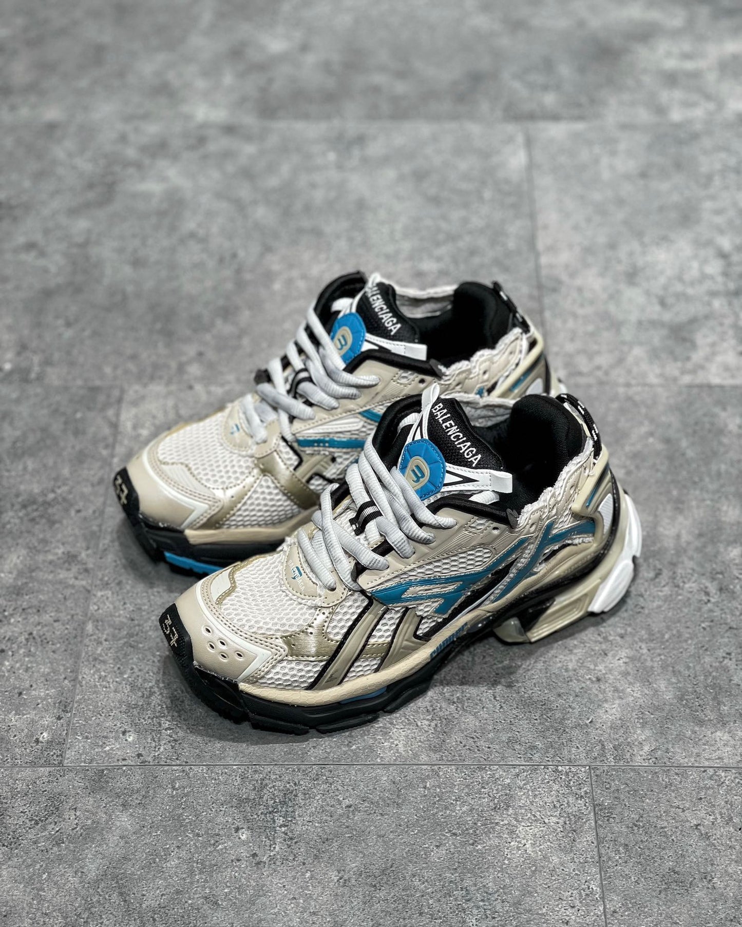 BAL RUNNER TRAINERS