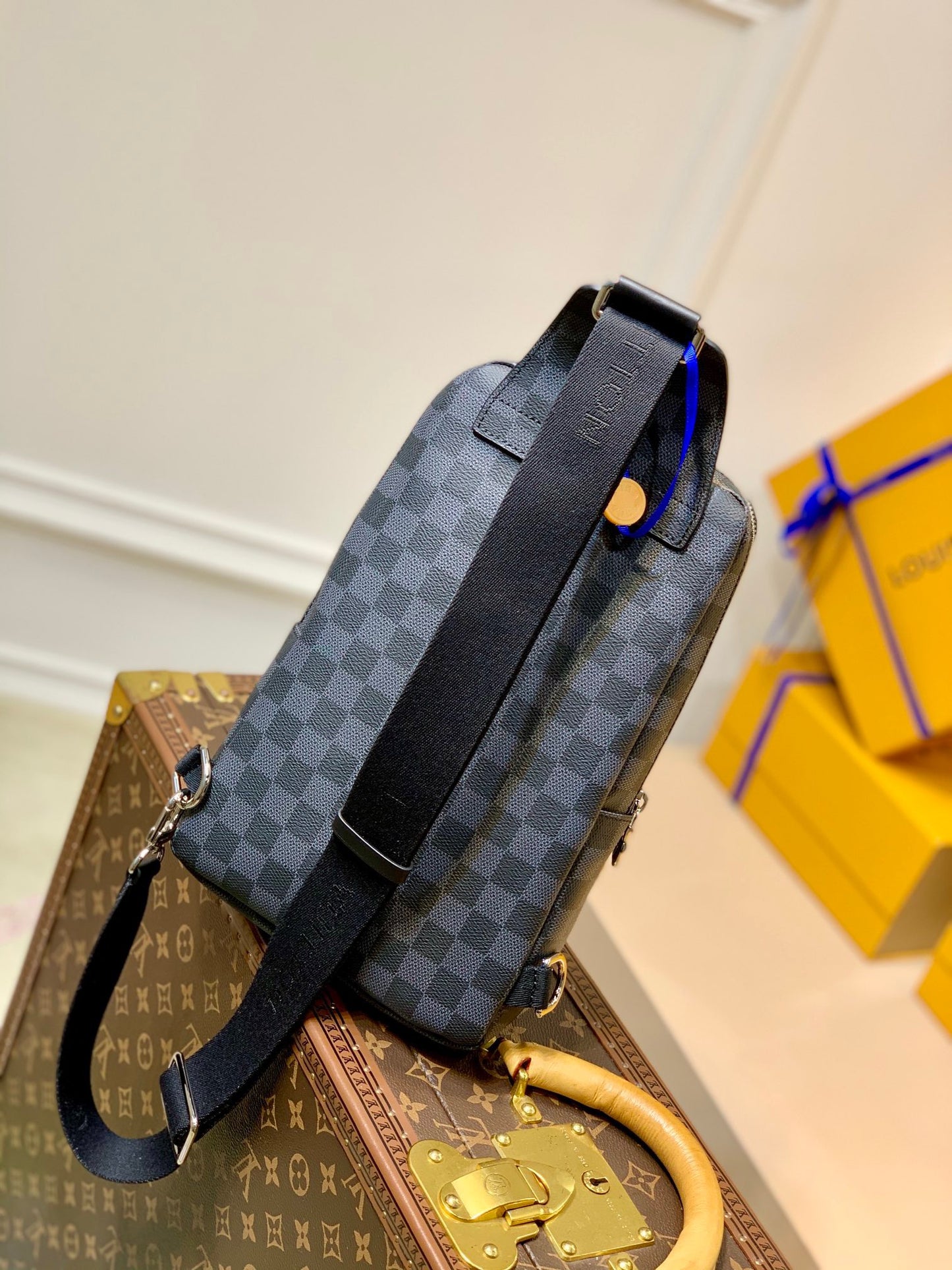 LOU AVENUE SLING BAG