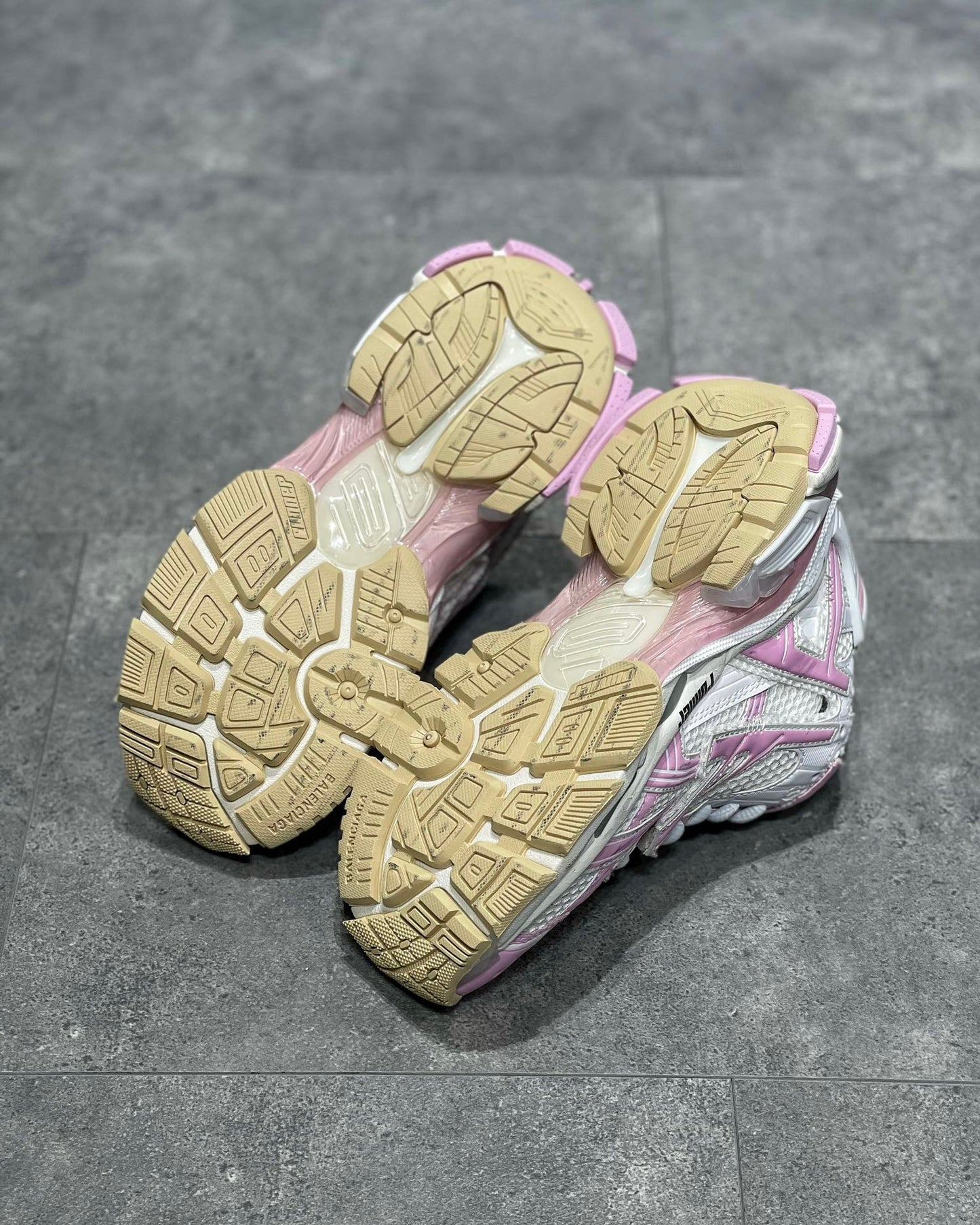 BAL RUNNER TRAINERS