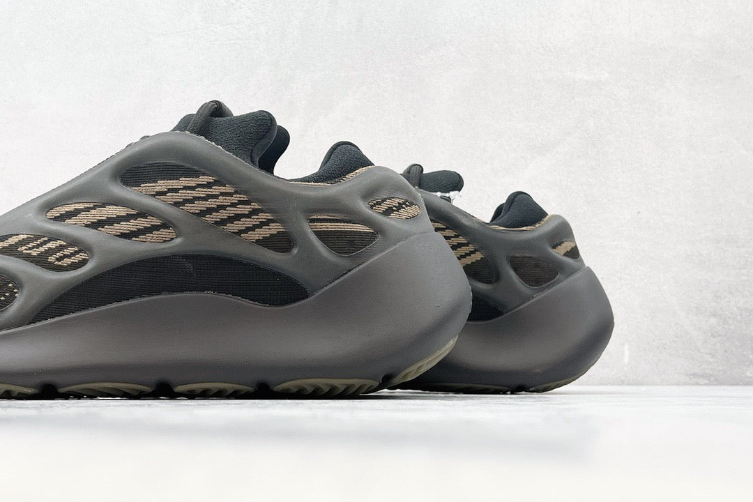 YEEZY 700 V3 CLAY BROWN
