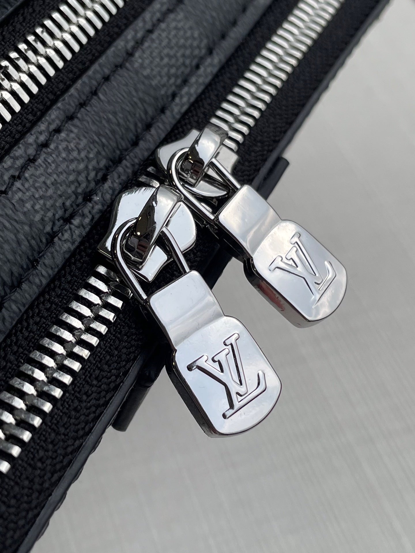 LOU ALPHA WEARABLE WALLET