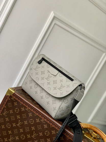 LOU PULSE MESSENGER BAG