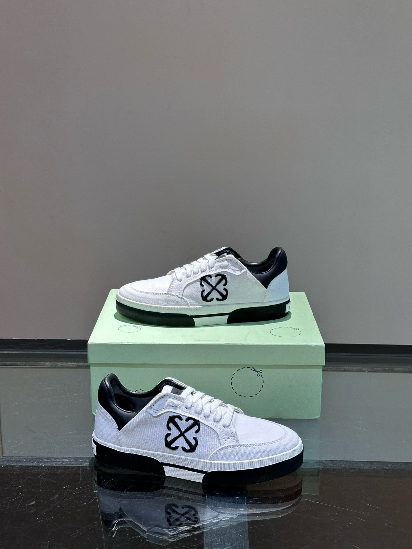 OFF W TRAINERS