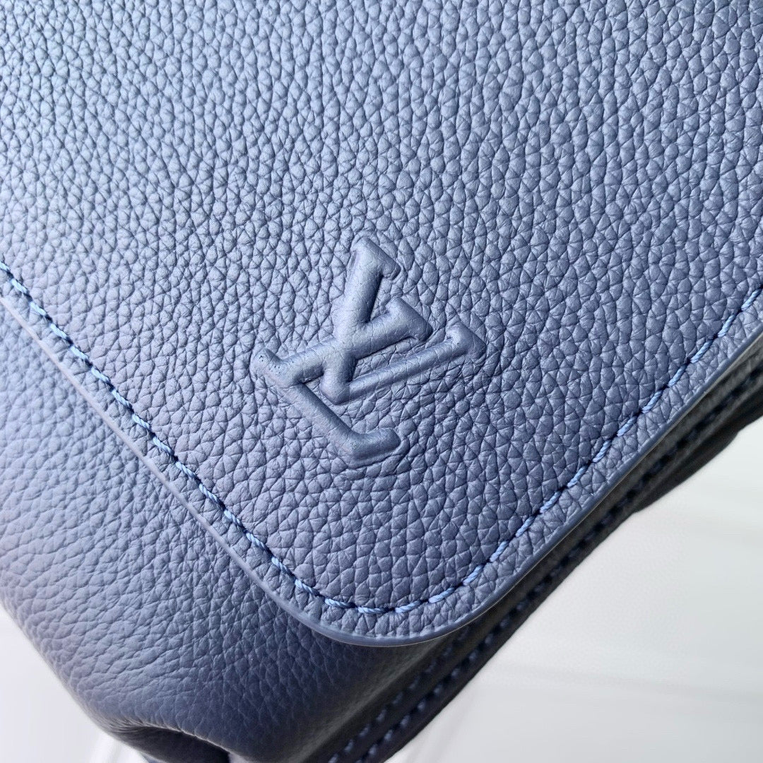 LOU BOARDING MESSENGER BAG