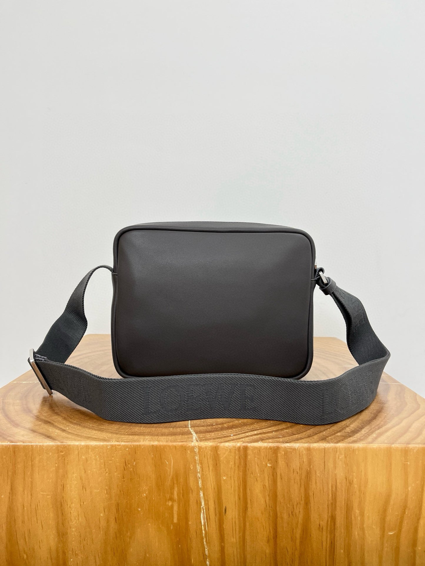 LOEW PEBBLE MESSENGER BAG