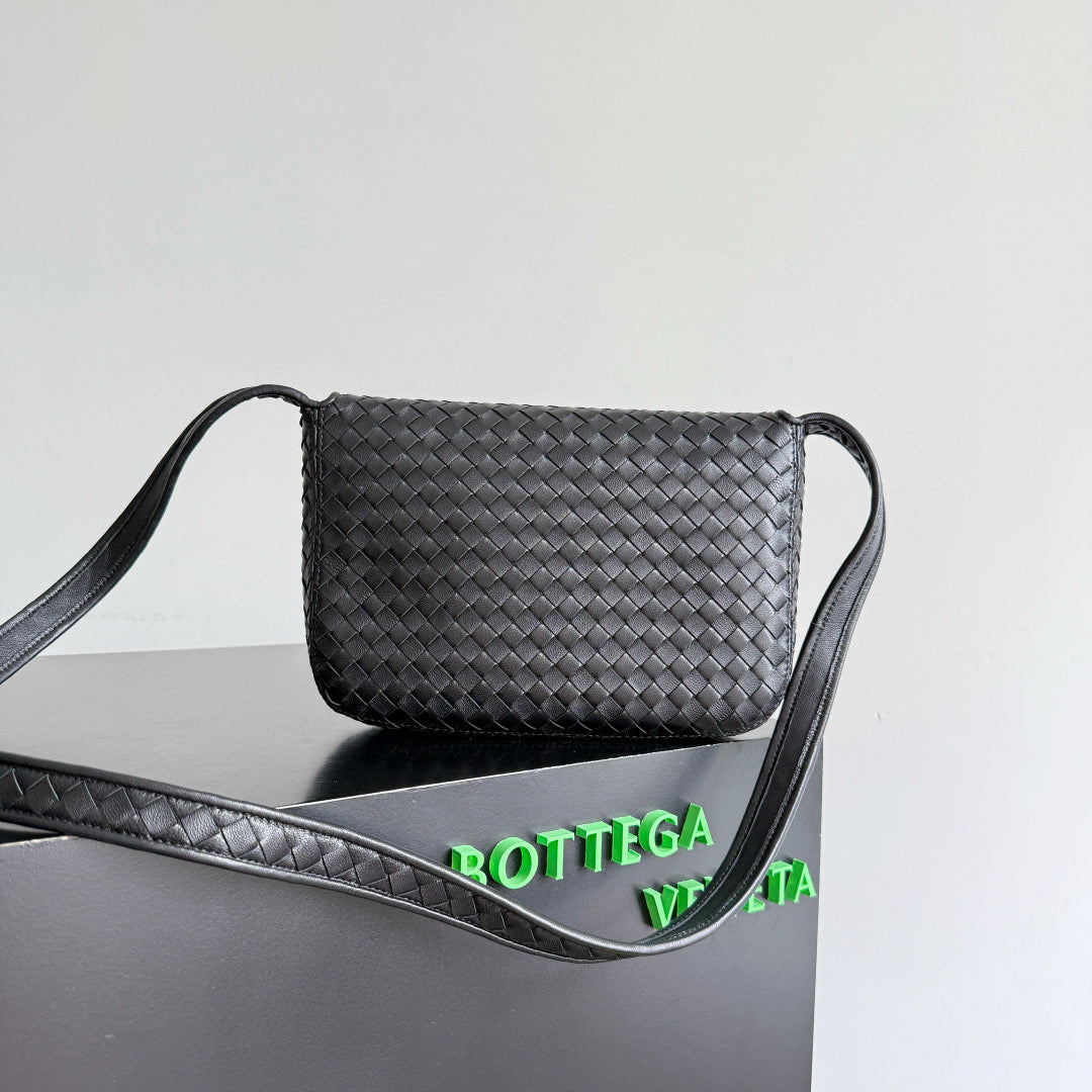 BOTT V VENETO FLAP MESSENGER BAG