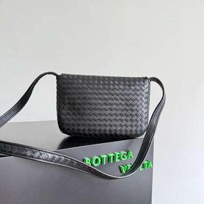 BOTT V VENETO FLAP MESSENGER BAG