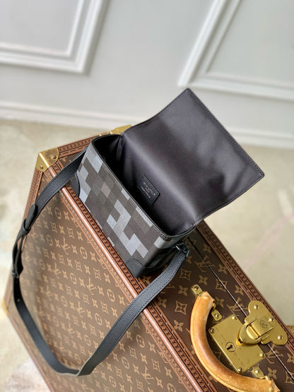 LOU STEAMER WEARABLE WALLET