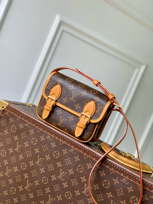 LOU SATCHEL WEARABLE WALLET