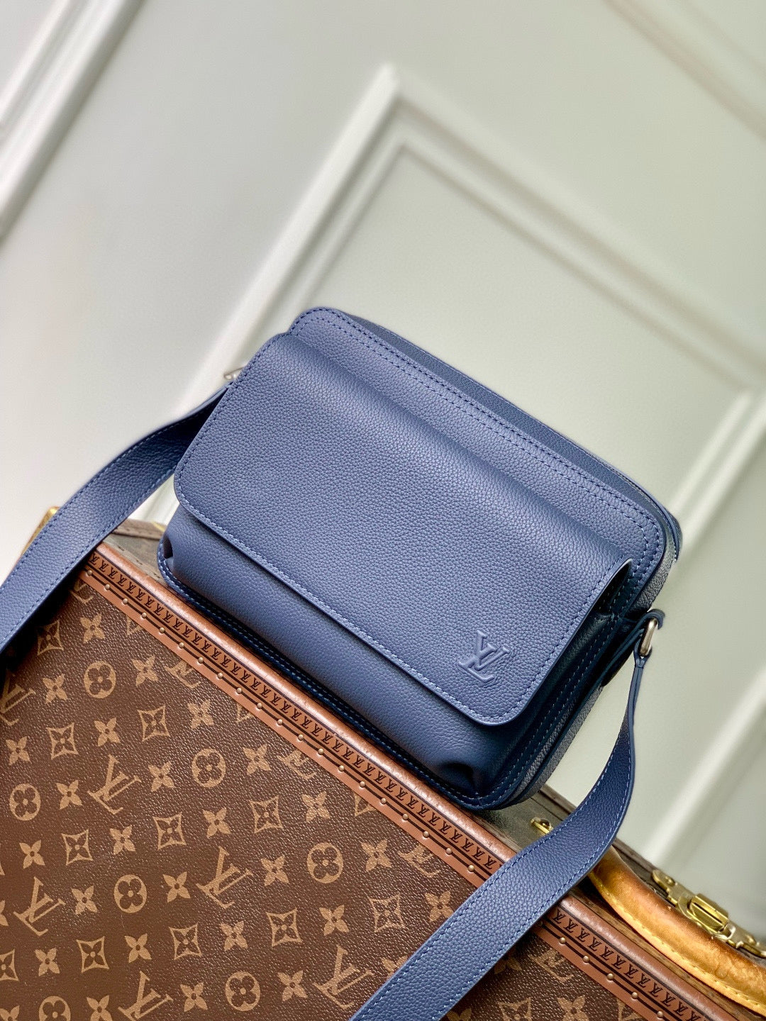 LOU BOARDING MESSENGER BAG