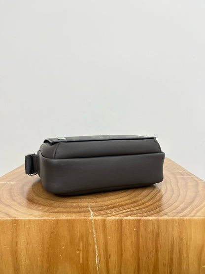 LOEW PEBBLE MESSENGER BAG