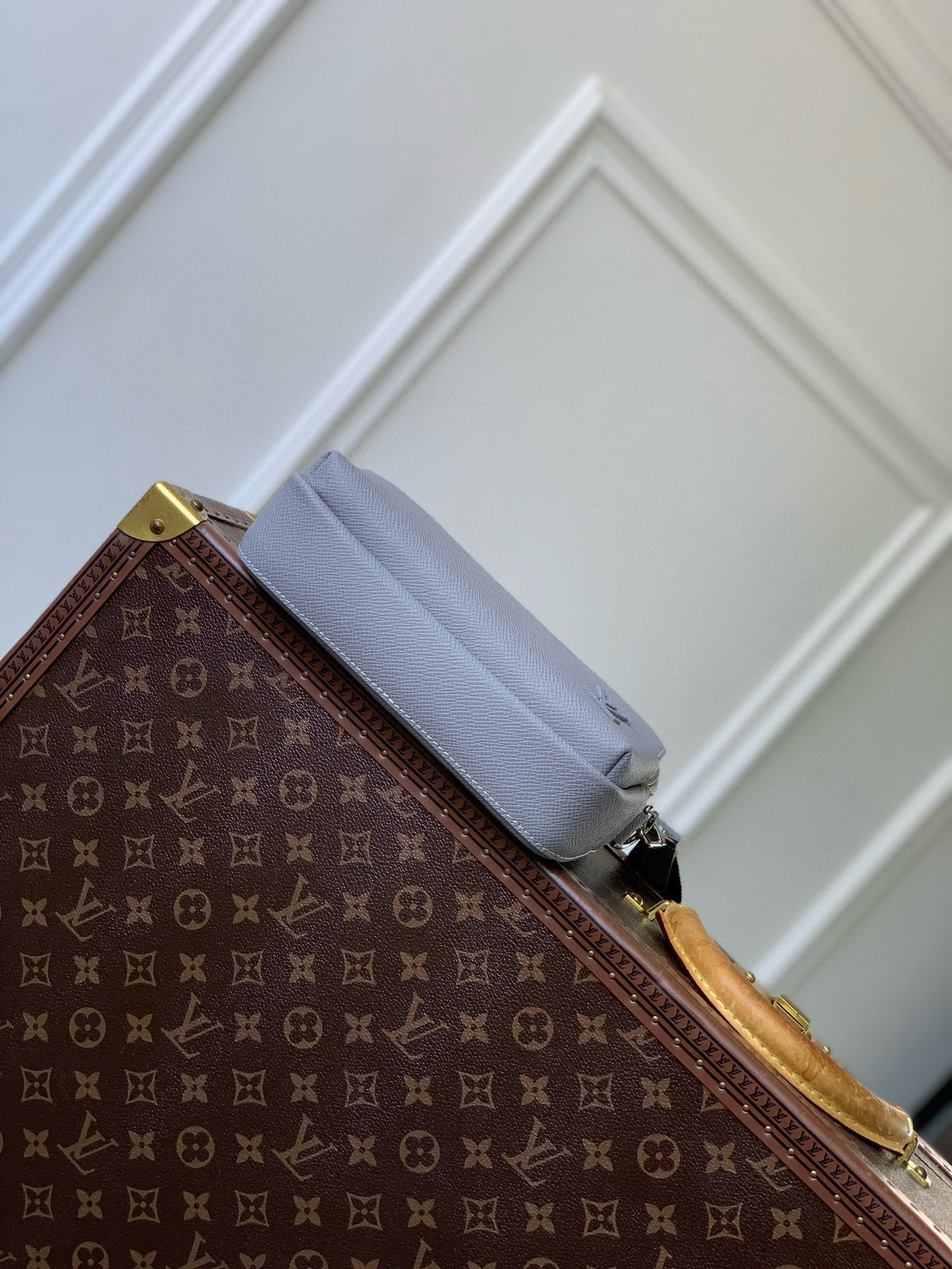 LOU AVENUE MESSENGER BAG