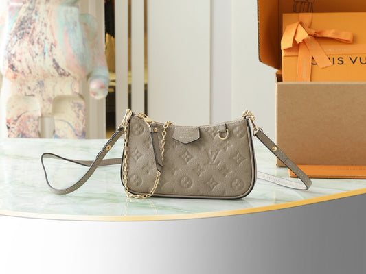 LOU EASY POUCH ON STRAP