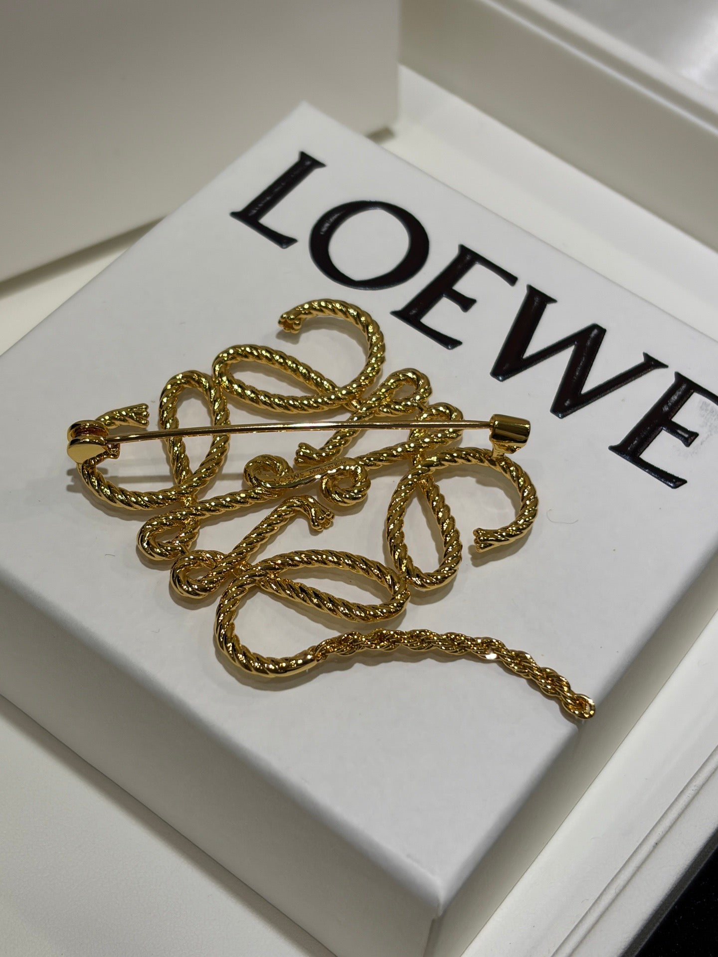 LOEW BROOCHE