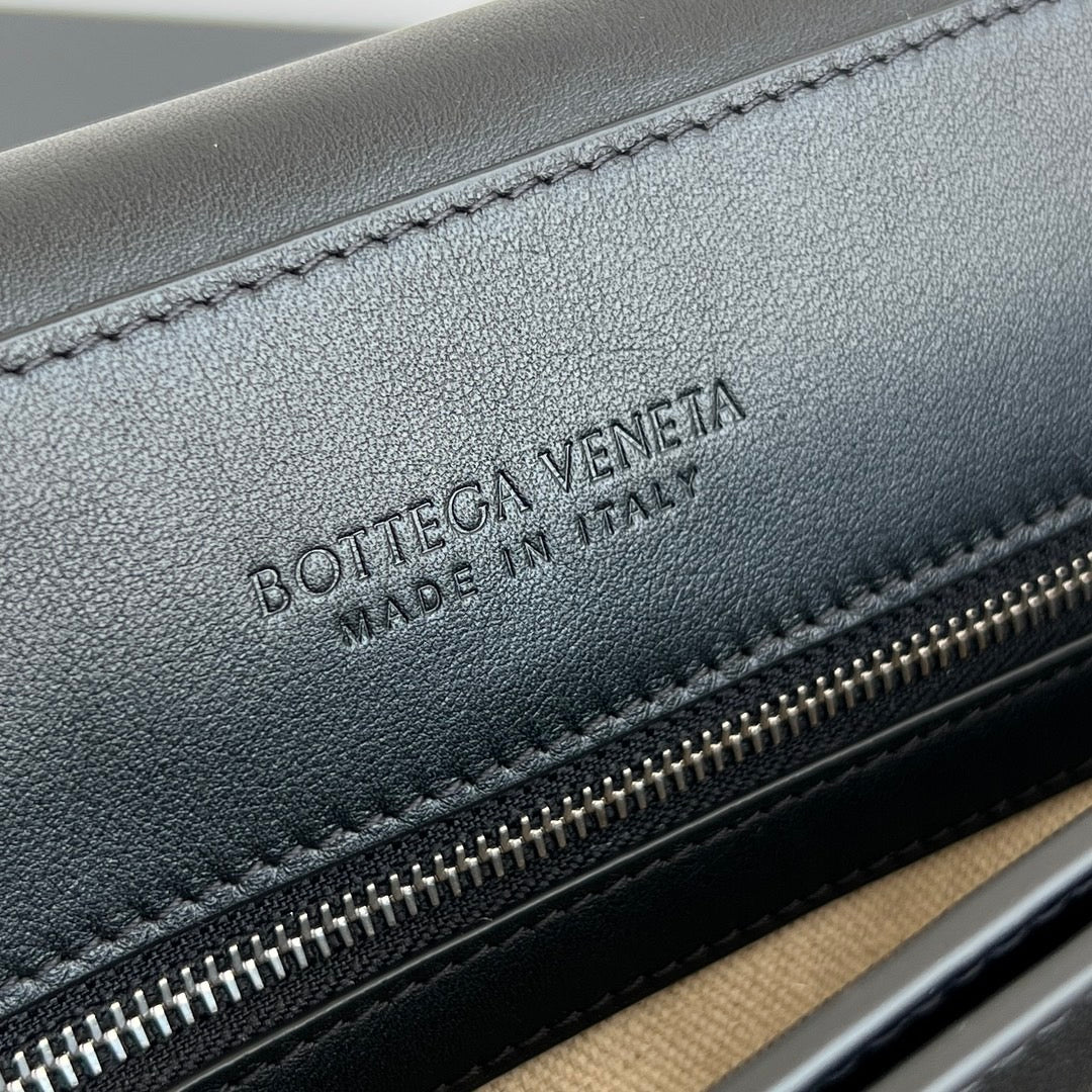 BOTT V ANDIAMO MESSENGER BAG