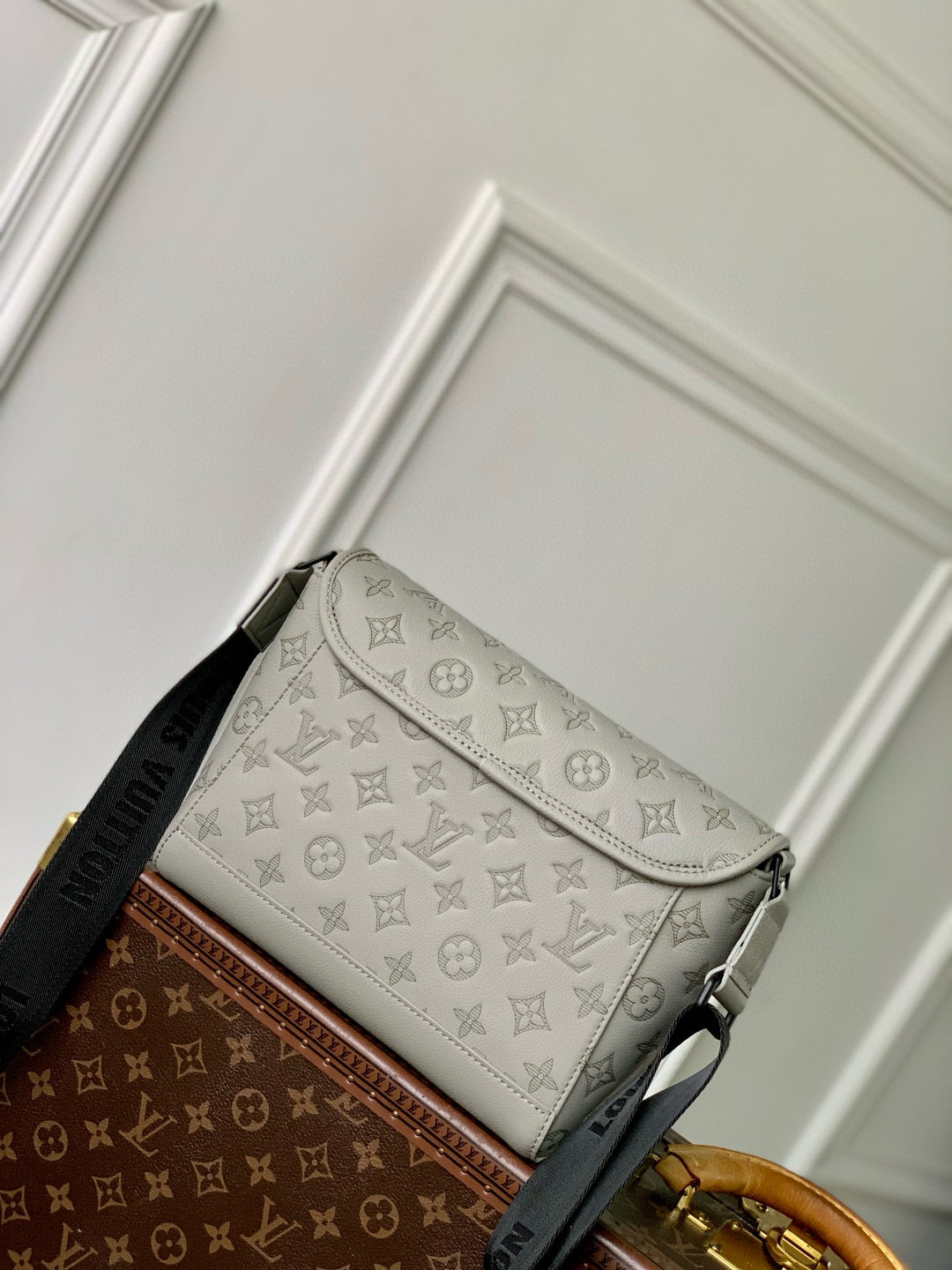 LOU PULSE MESSENGER BAG