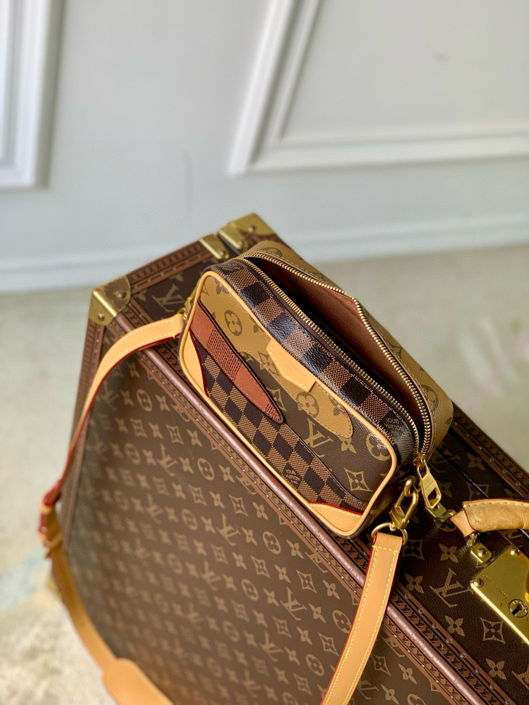 LOU TROCADERO WEARABLE WALLET