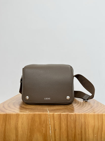 LOEW PEBBLE MESSENGER BAG