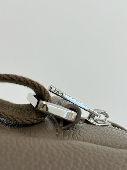 LOEW PEBBLE MESSENGER BAG