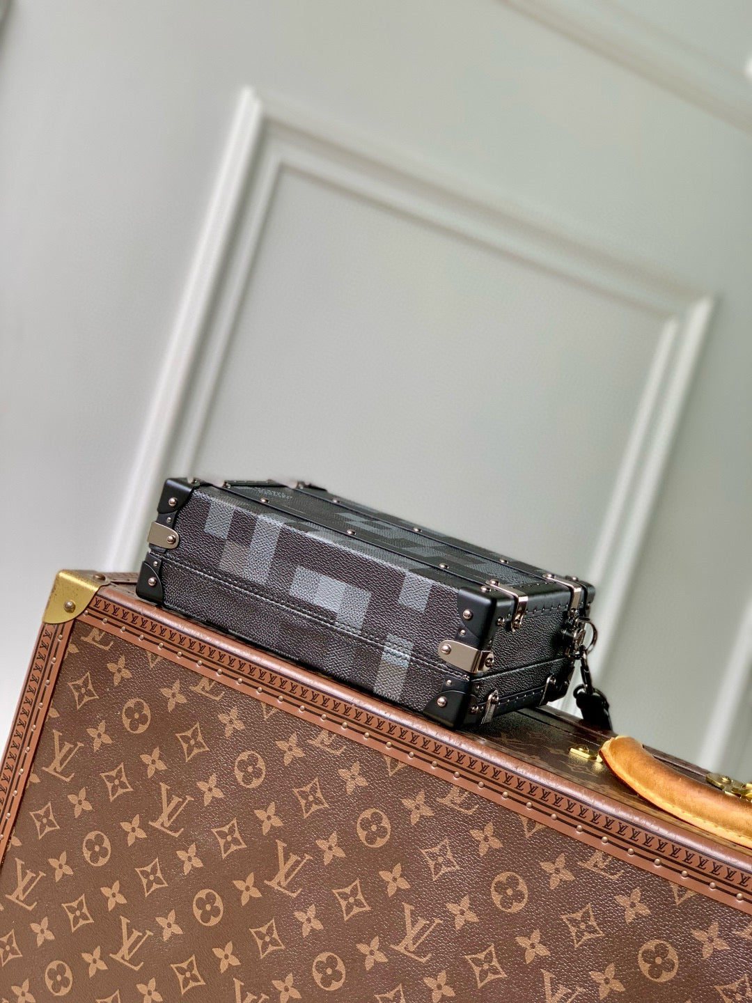 LOU HANDLE TRUNK