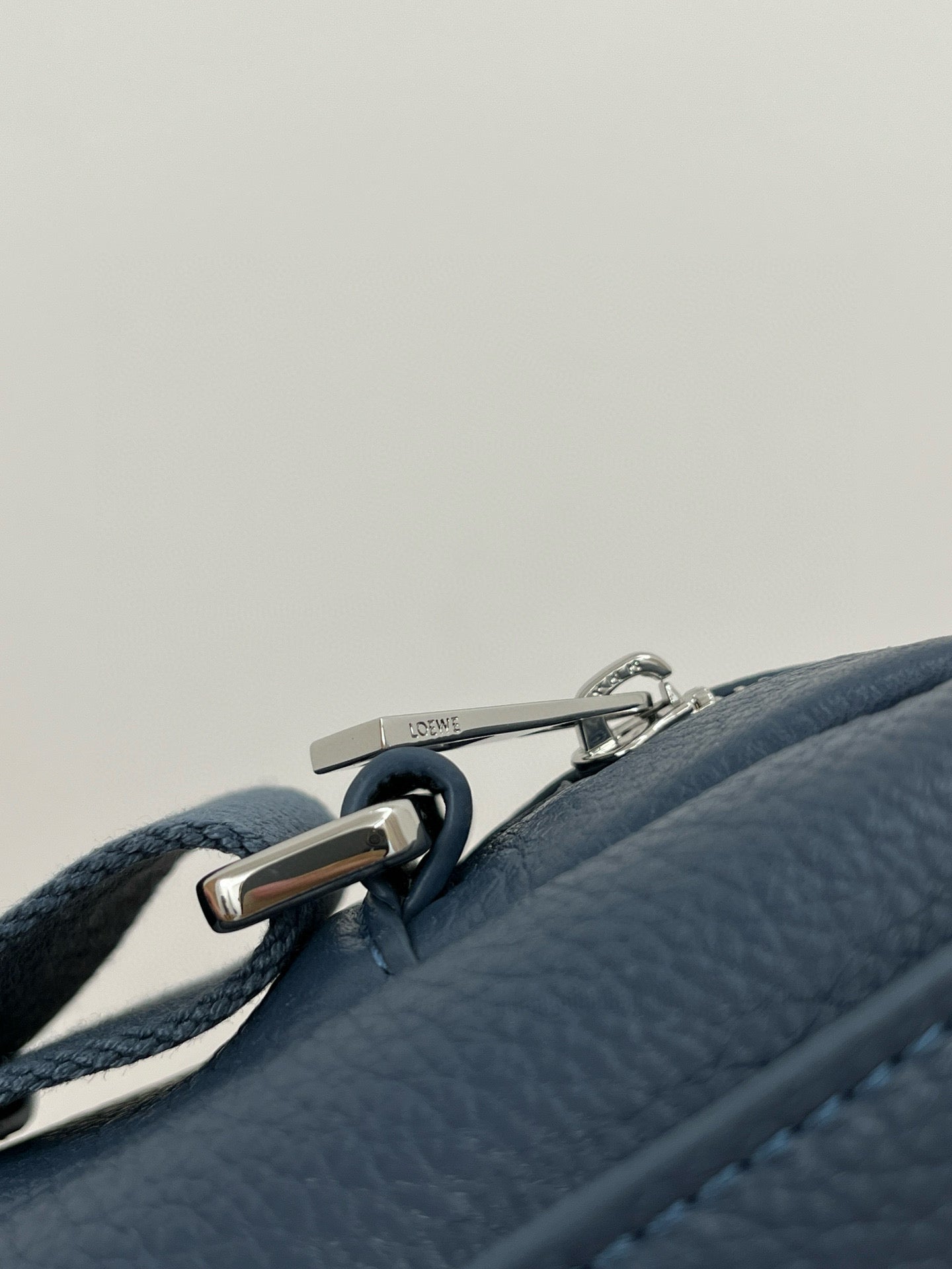 LOEW PEBBLE MESSENGER BAG